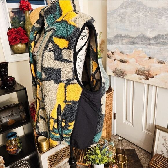 Stussy Colorblock sherpa Jacquard Design sleeveless Vest. - Picture 3 of 15